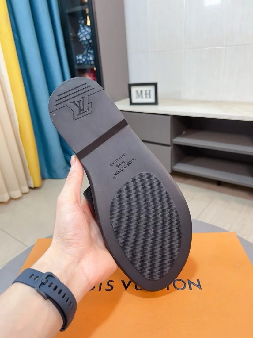 Men's shoes 💰300🌸🌸LV Ordinary men's spring and summer slippers, uppers imported from Italy, cowhide fabric, logo graphics, high-quality craftsmanship, soles: original soles specially provided by the original factory, exclusive movable molded soles super comfortable, original factory single goods, 🔍🔍high quality, you can enter and exit the counter at will, welcome to compare, size 38-45